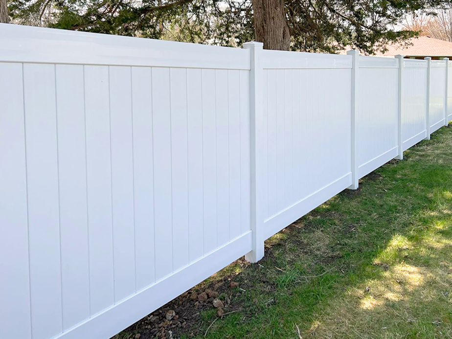 Vinyl fence company in the Lincoln area.